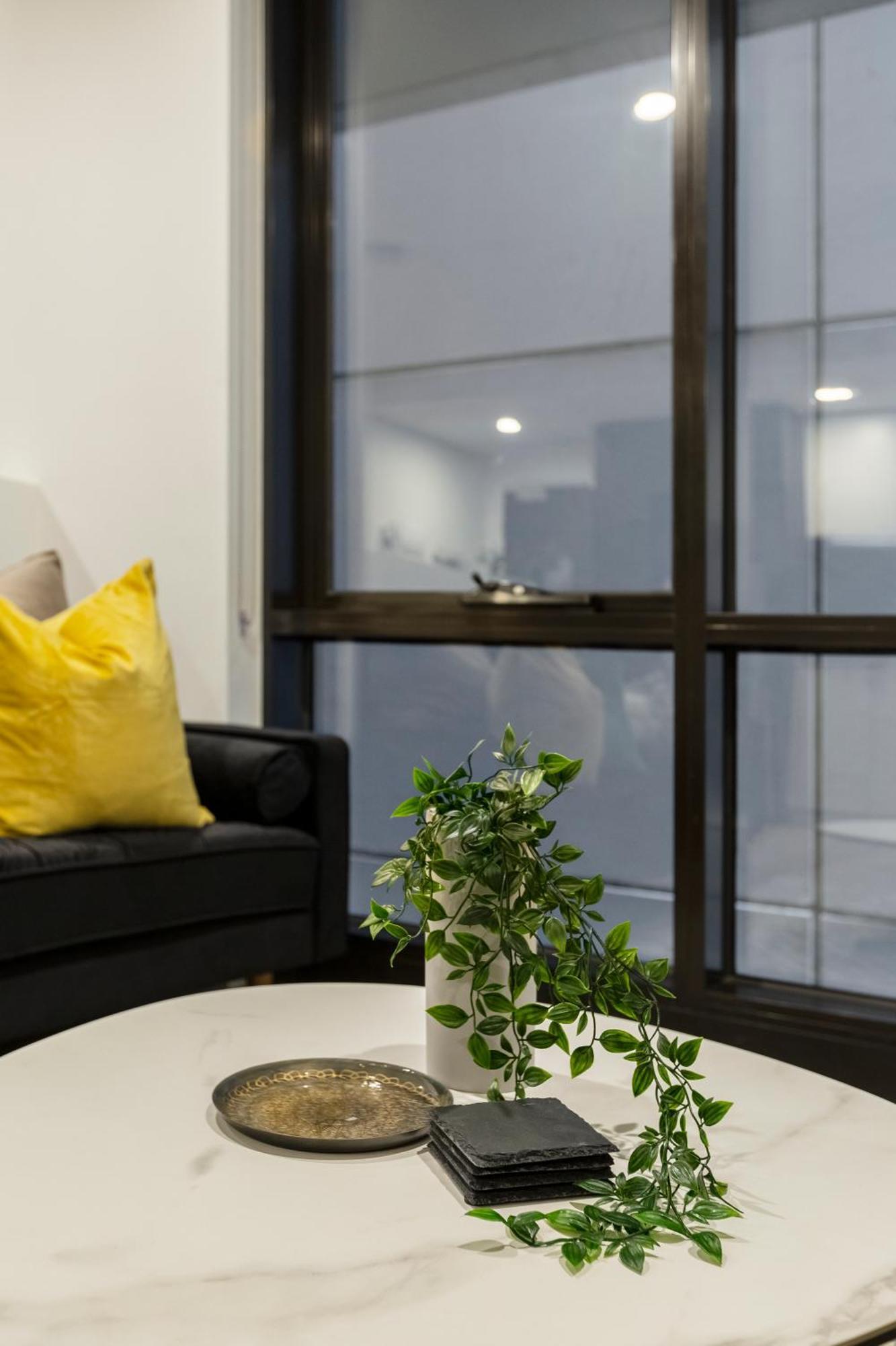 Trendy 2-level Condohuge Terrace Free Parking