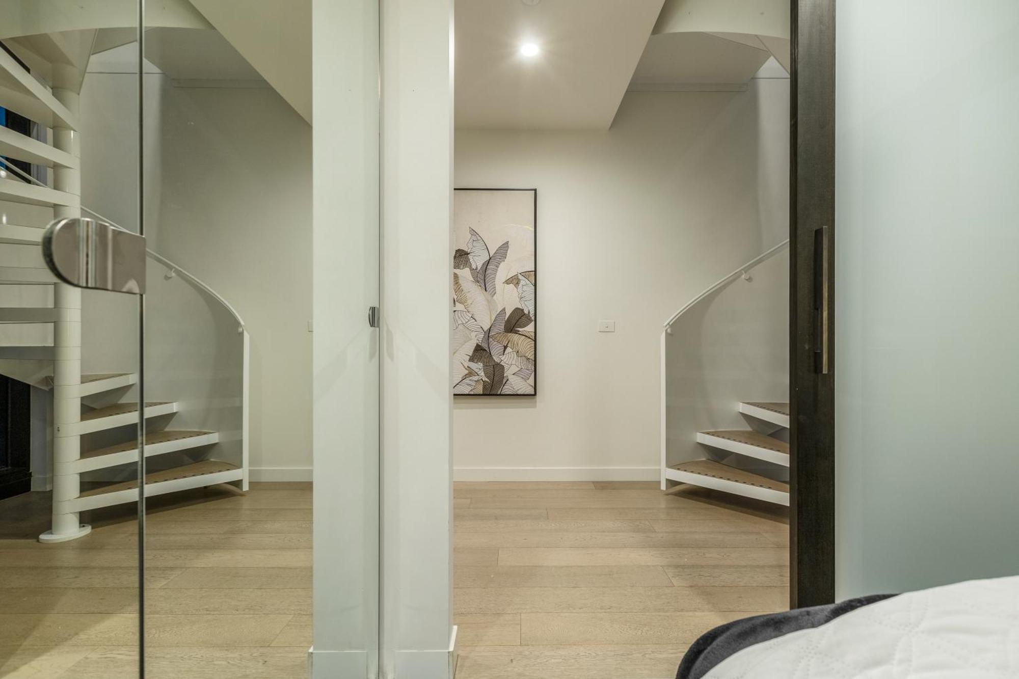 Apartment Trendy 2-level Condohuge Terrace Free Parking