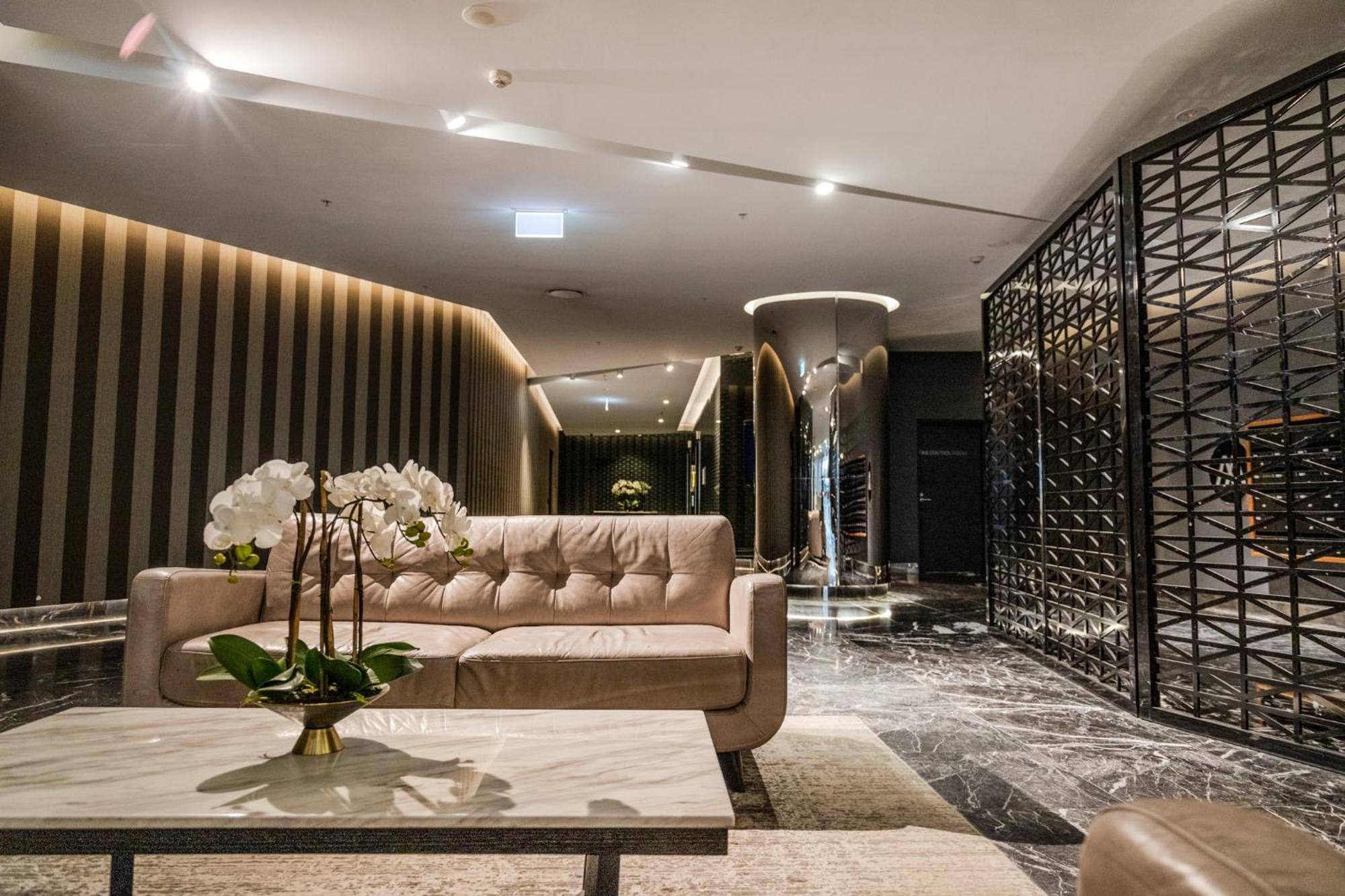 Premium Luxury Sub-penthouse Apartment Melbourne