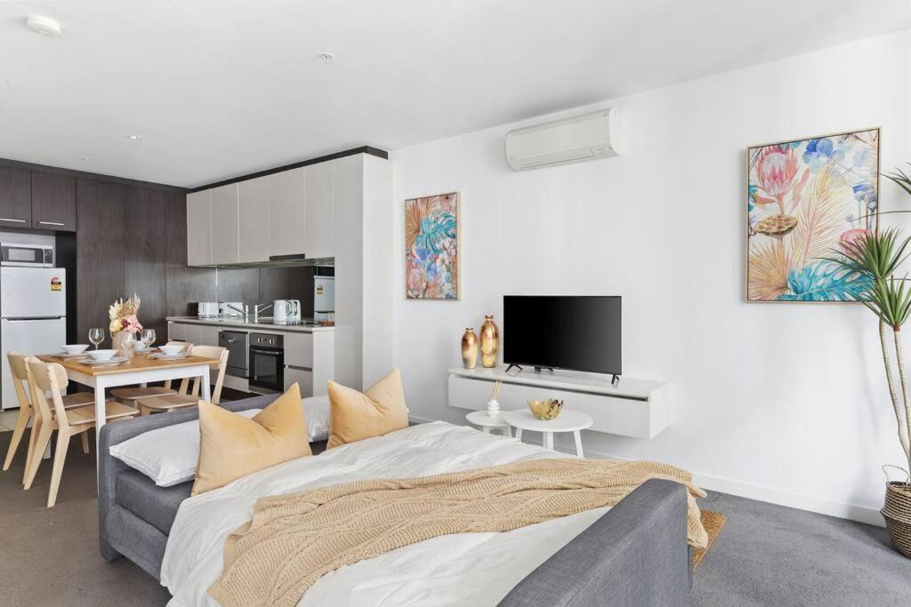 A Chic 2br Near Southern Cross, With Secure Parking