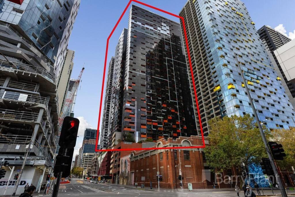 A Chic 2br Near Southern Cross, With Secure Parking