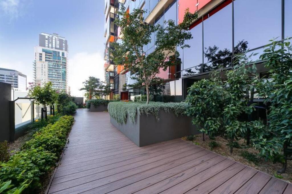 Apartment A Chic 2br Near Southern Cross, With Secure Parking *