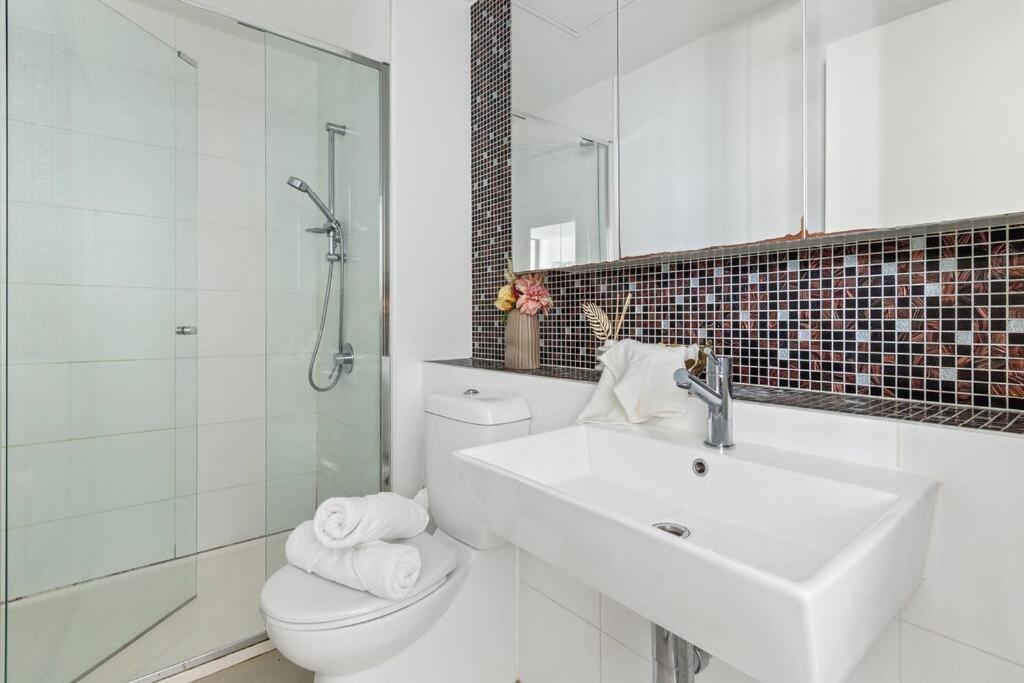 A Chic 2br Near Southern Cross, With Secure Parking Melbourne