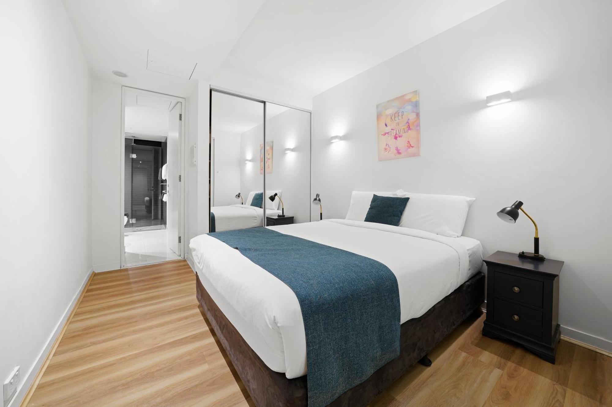 Flinders Street Apartment *
