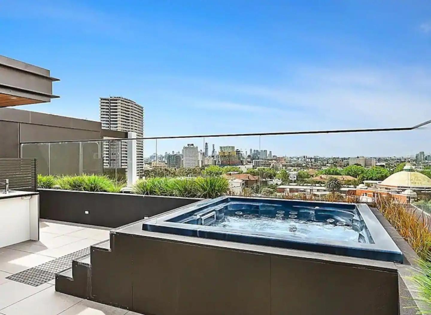Sunlit & Sleek In Lively St Kilda Melbourne