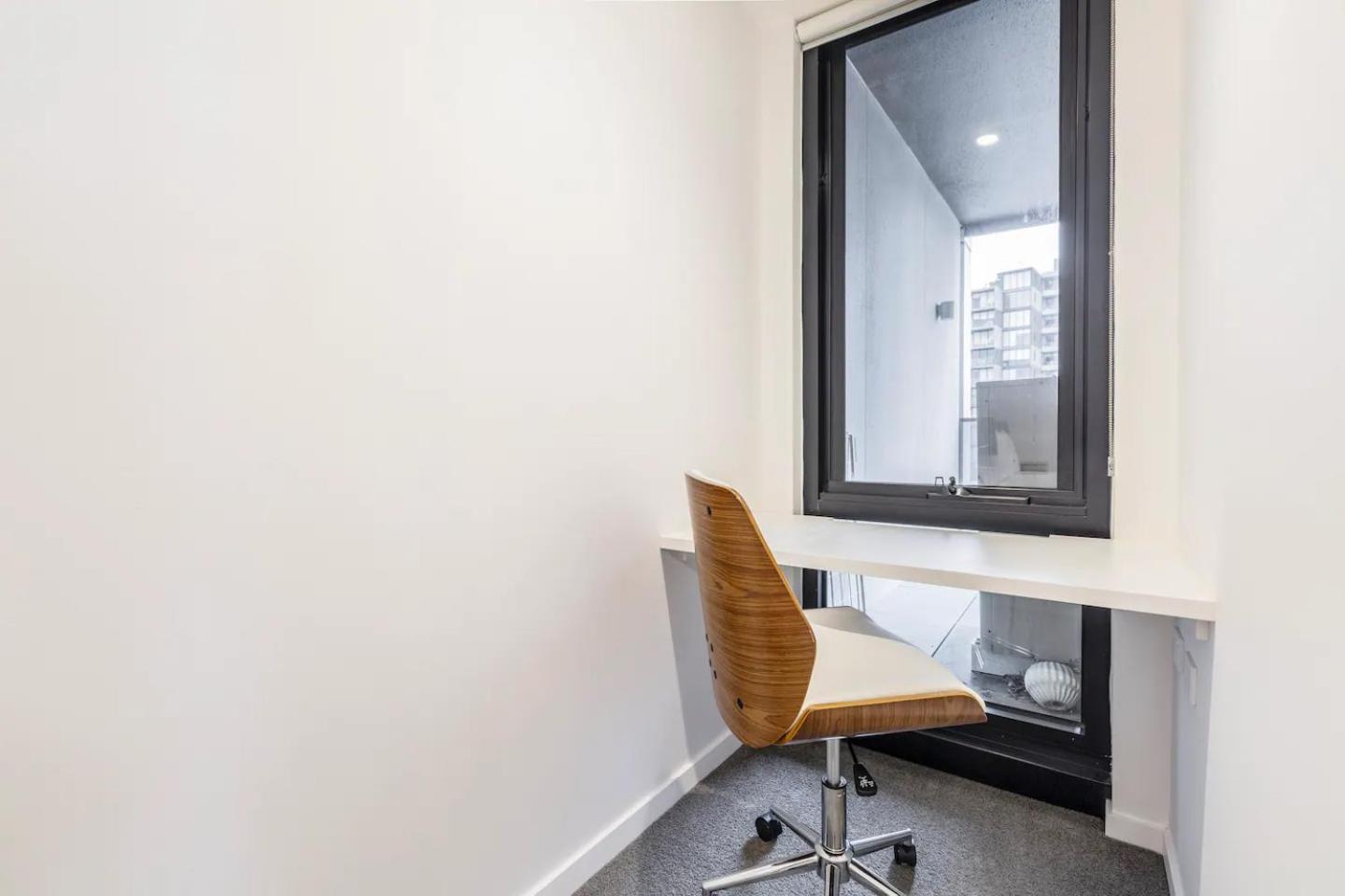Sunlit & Sleek In Lively St Kilda *