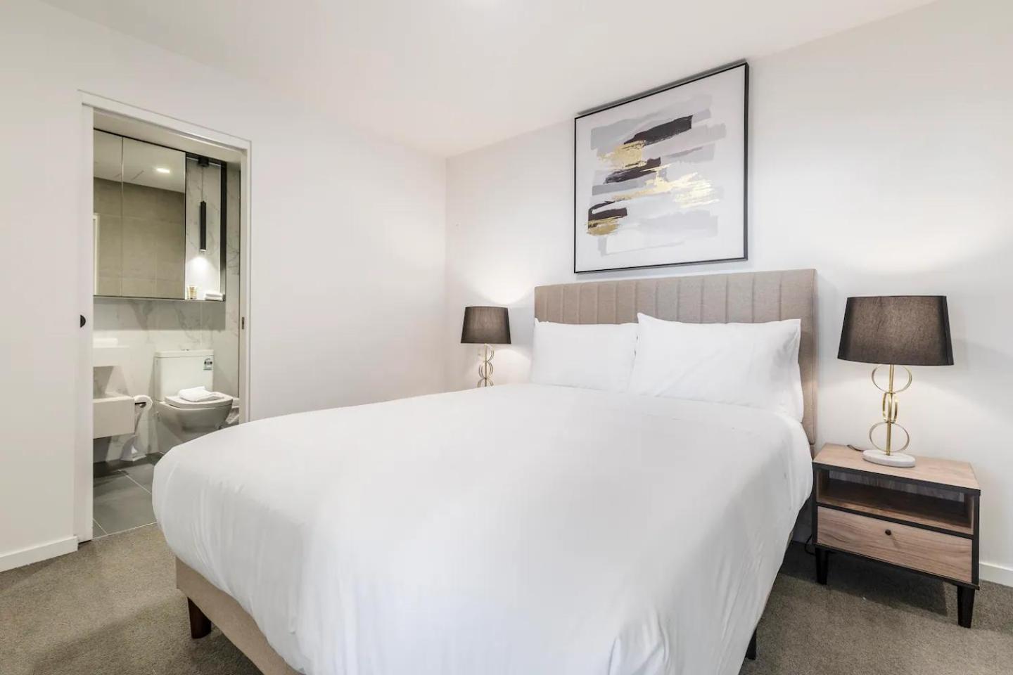 Apartment Sunlit & Sleek In Lively St Kilda