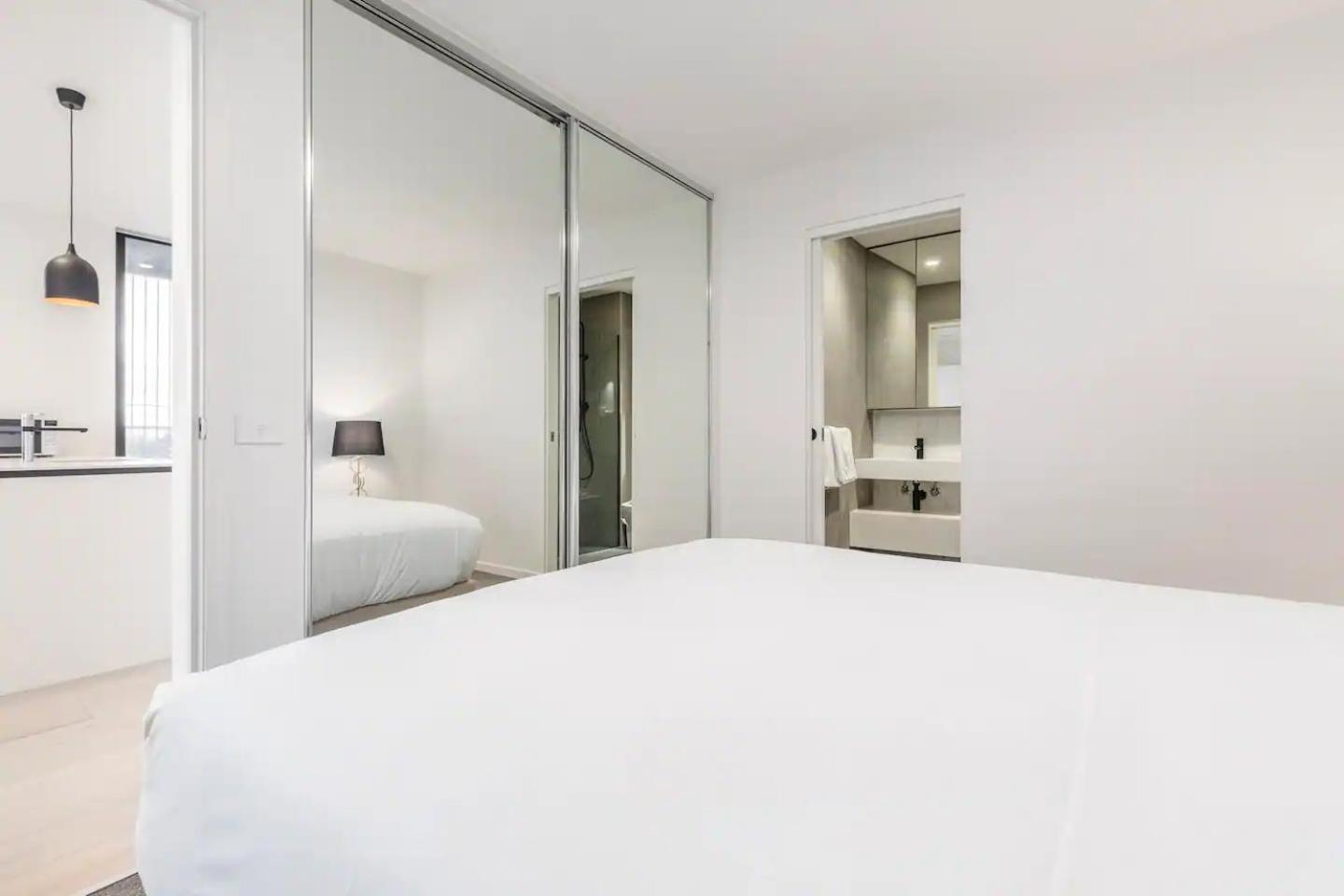 Apartment Sunlit & Sleek In Lively St Kilda Melbourne