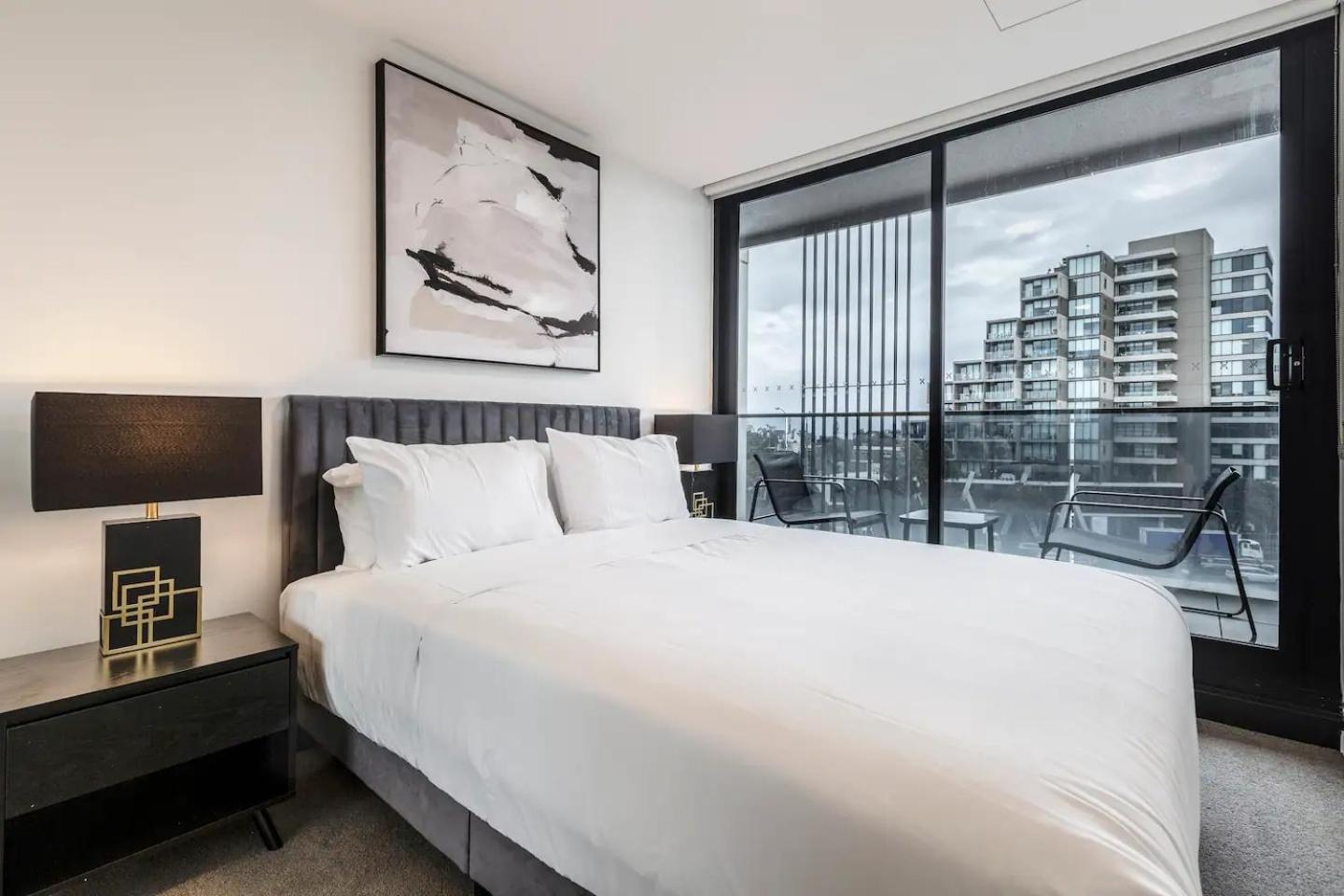 Apartment Sunlit & Sleek In Lively St Kilda *
