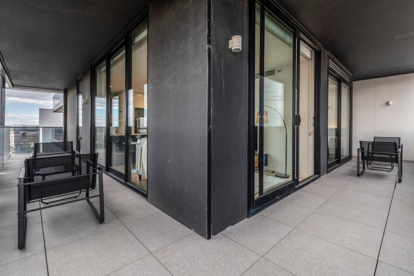 Apartment Sunlit & Sleek In Lively St Kilda Melbourne