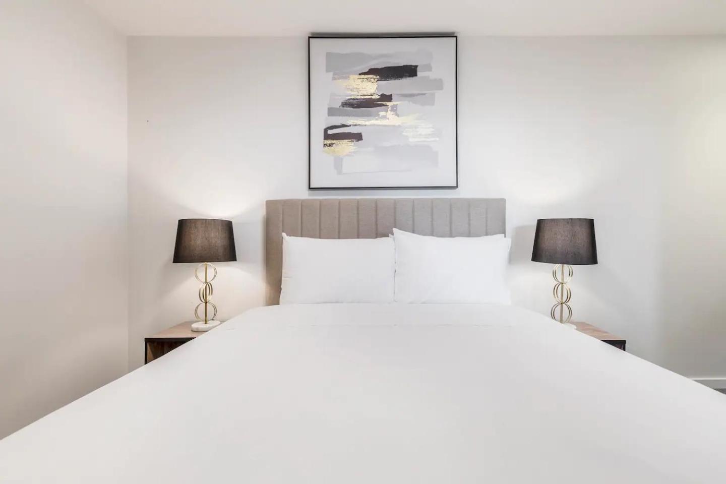 Sunlit & Sleek In Lively St Kilda *