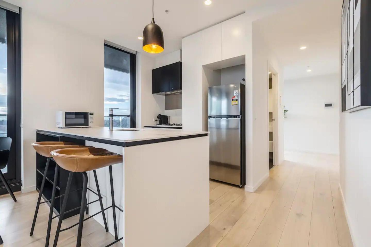Sunlit & Sleek In Lively St Kilda