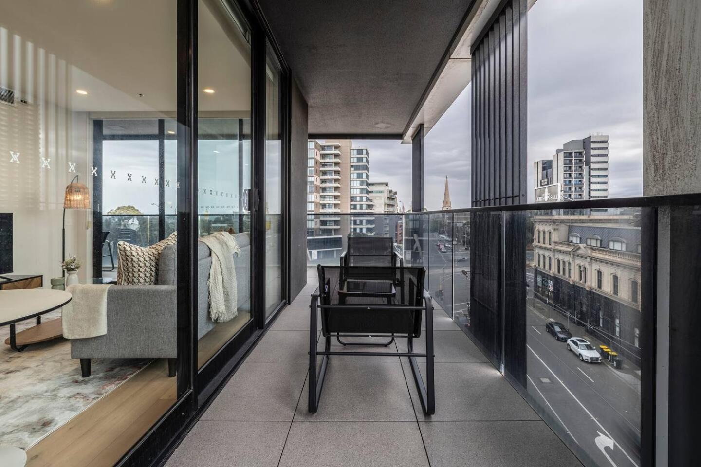 Sunlit & Sleek In Lively St Kilda Melbourne