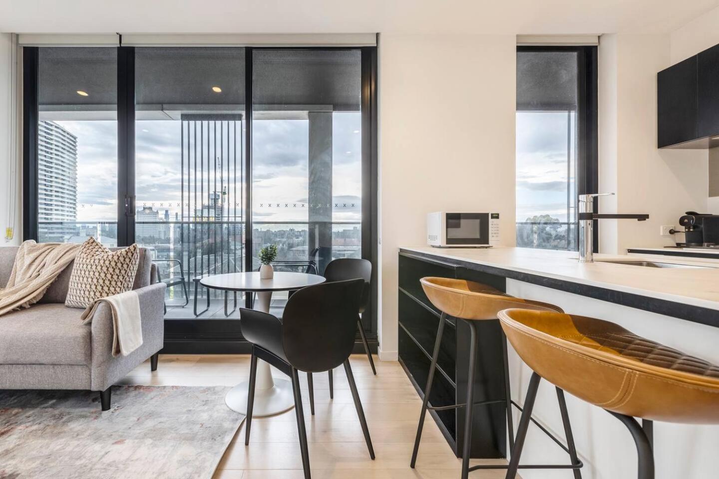 Sunlit & Sleek In Lively St Kilda