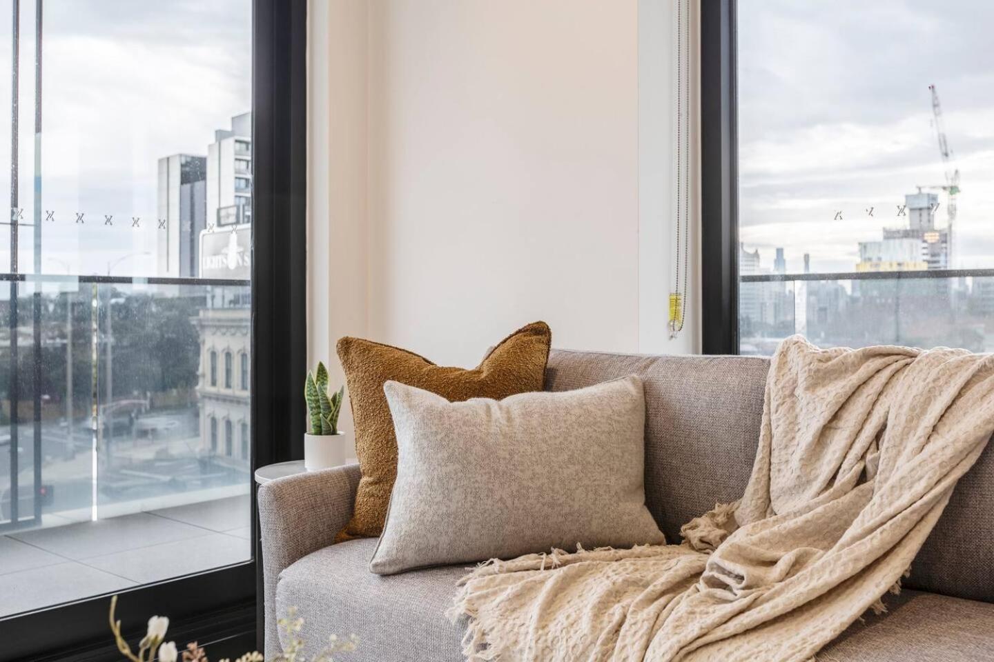 Apartment Sunlit & Sleek In Lively St Kilda Melbourne