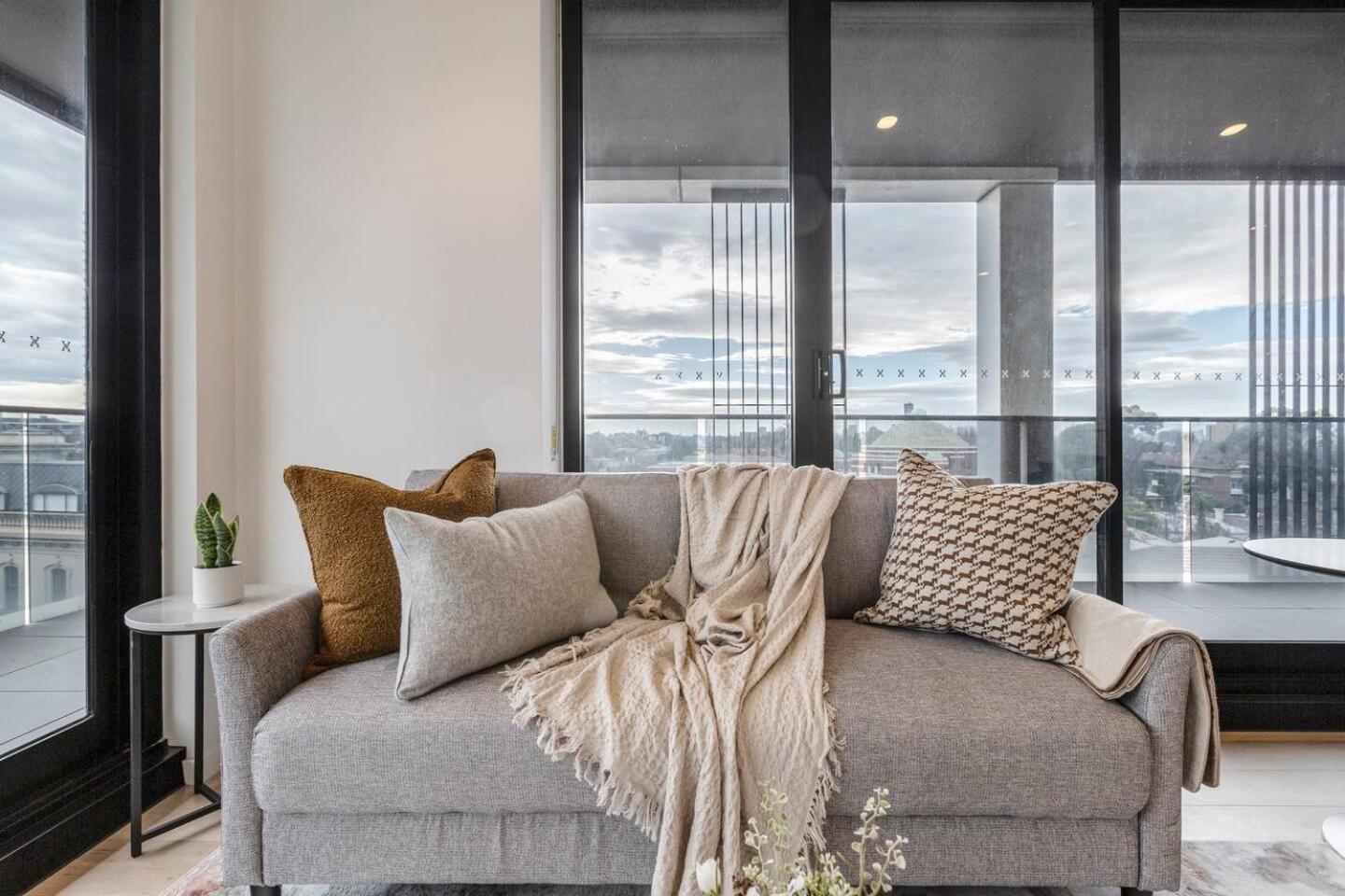 Sunlit & Sleek In Lively St Kilda Apartment