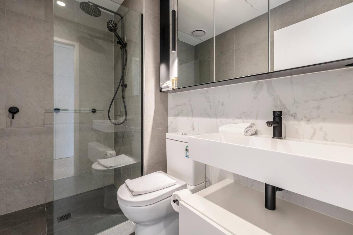 Sunlit & Sleek In Lively St Kilda *