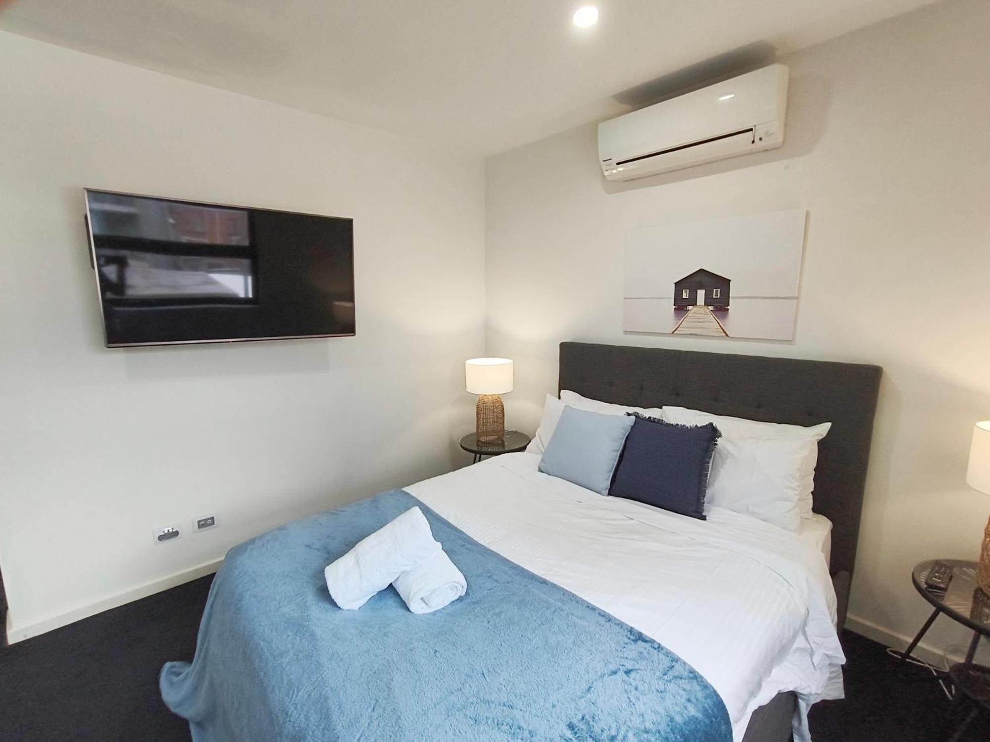 Luxury Beachside Townhouse - Walk To - Private Rooftop Terrace Holiday home *