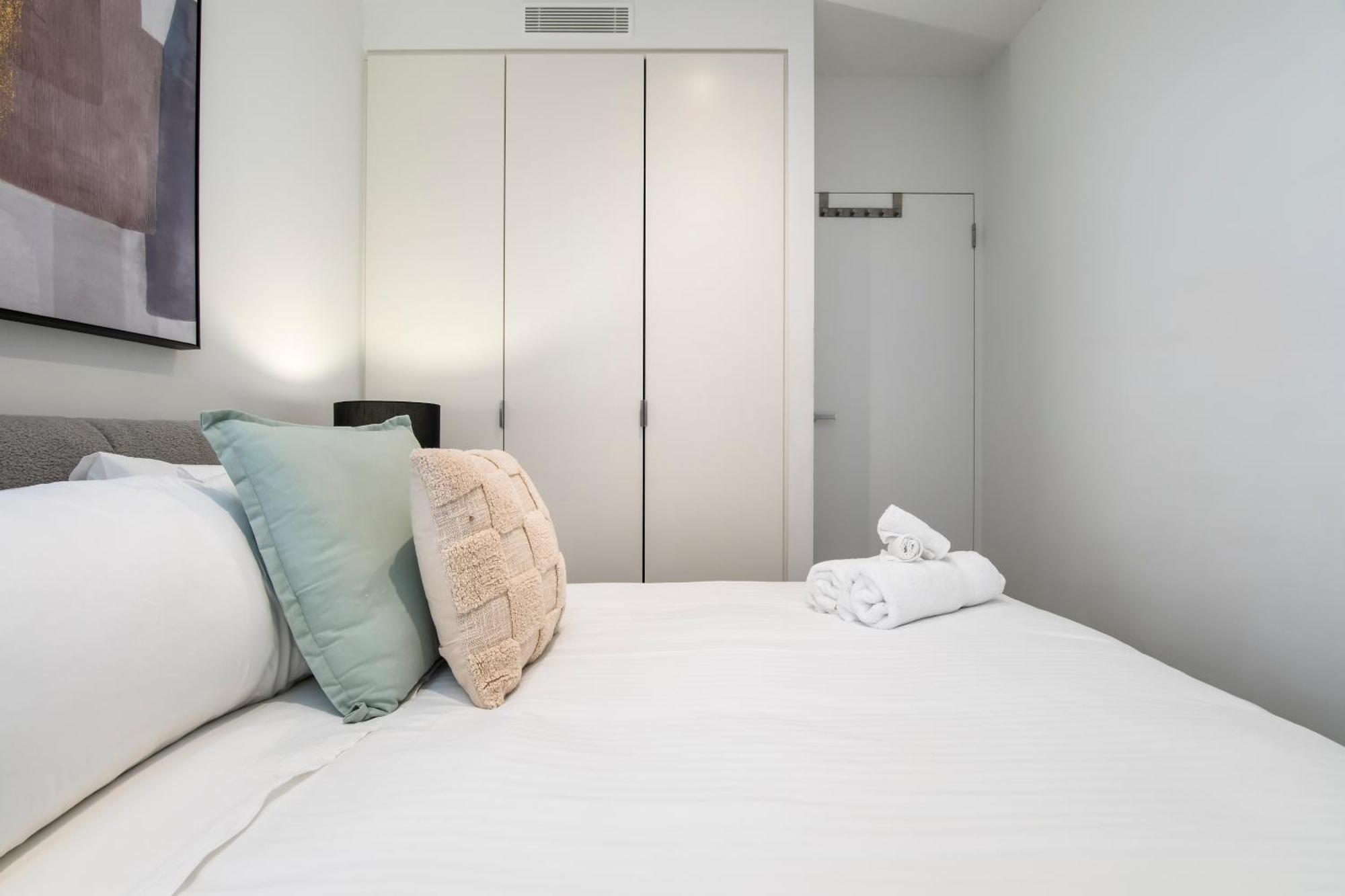 Modern 2br W Views, Balcony & Wi-fi * Melbourne