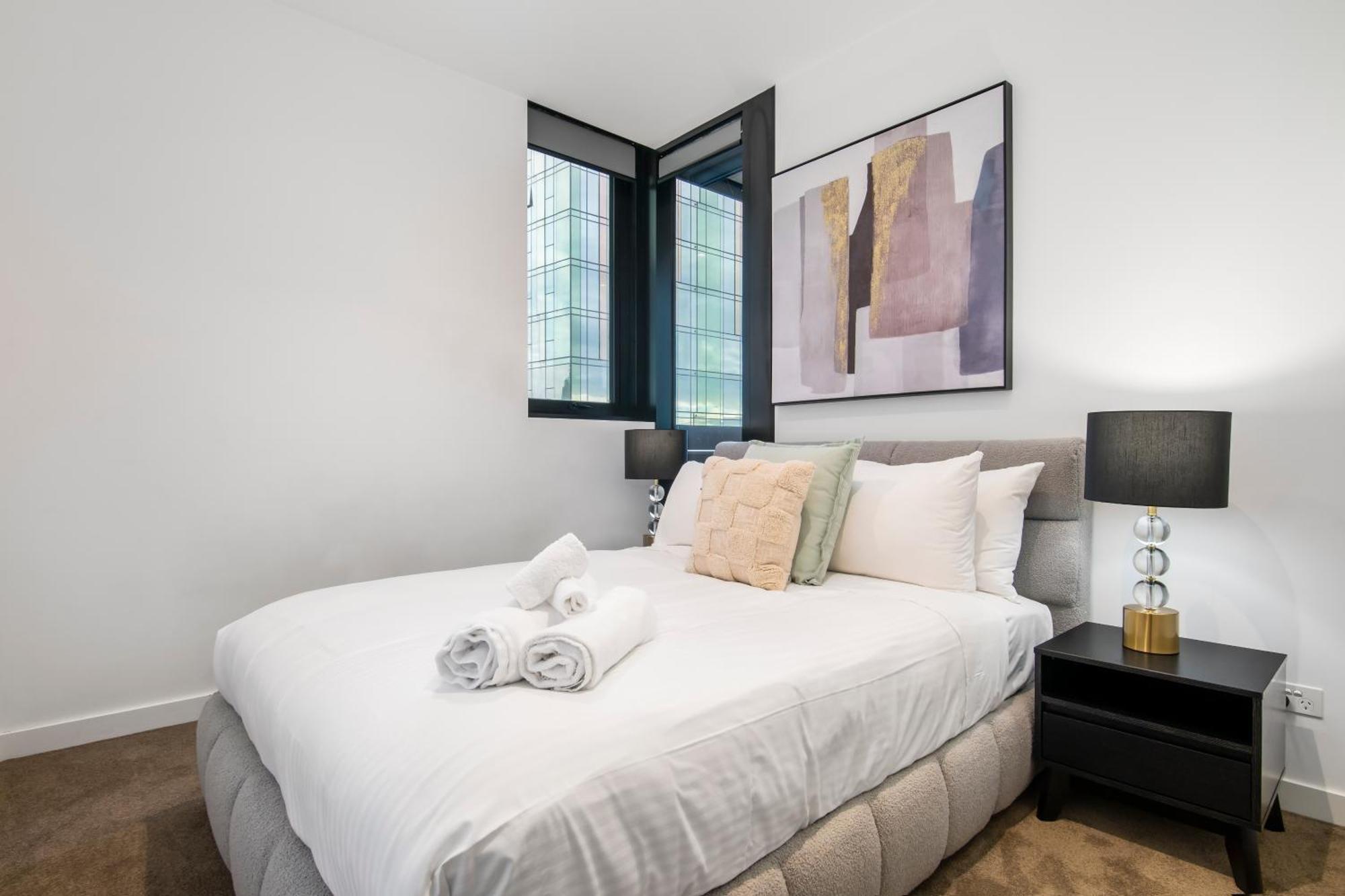 Modern 2br W Views, Balcony & Wi-fi Apartment *