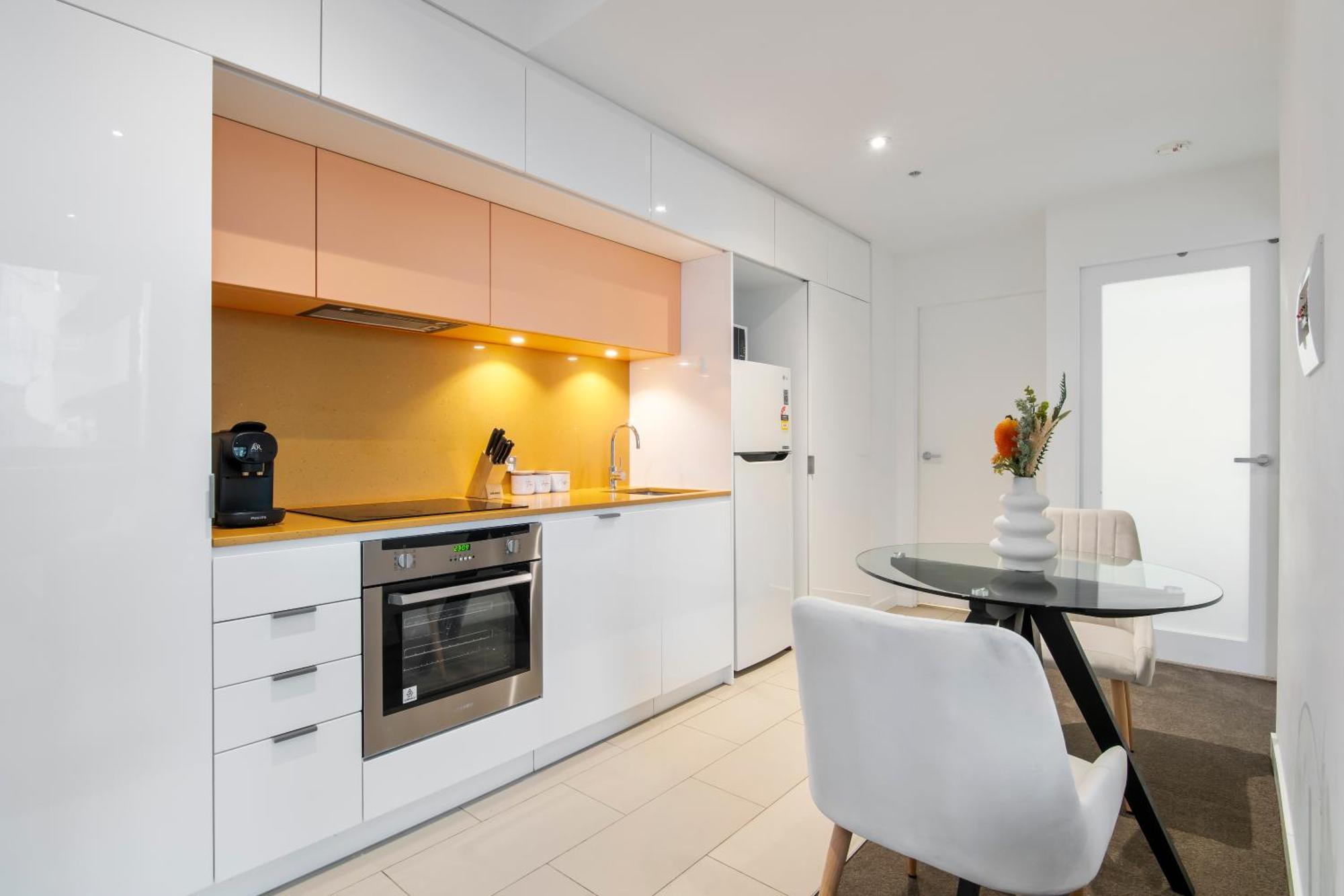 Modern 2br W Views, Balcony & Wi-fi *