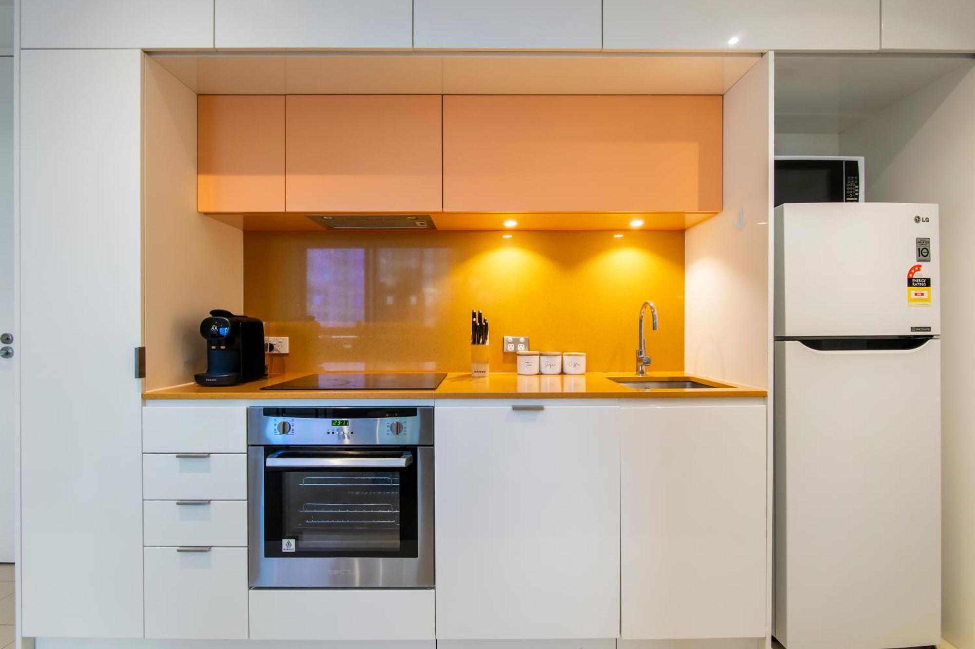 Modern 2br W Views, Balcony & Wi-fi Melbourne