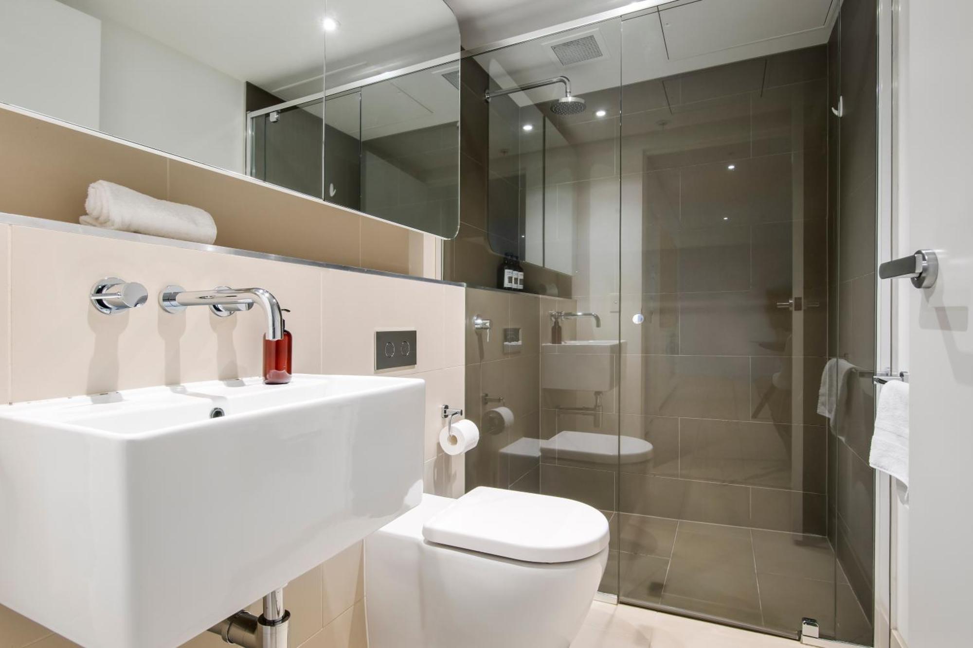 Modern 2br W Views, Balcony & Wi-fi