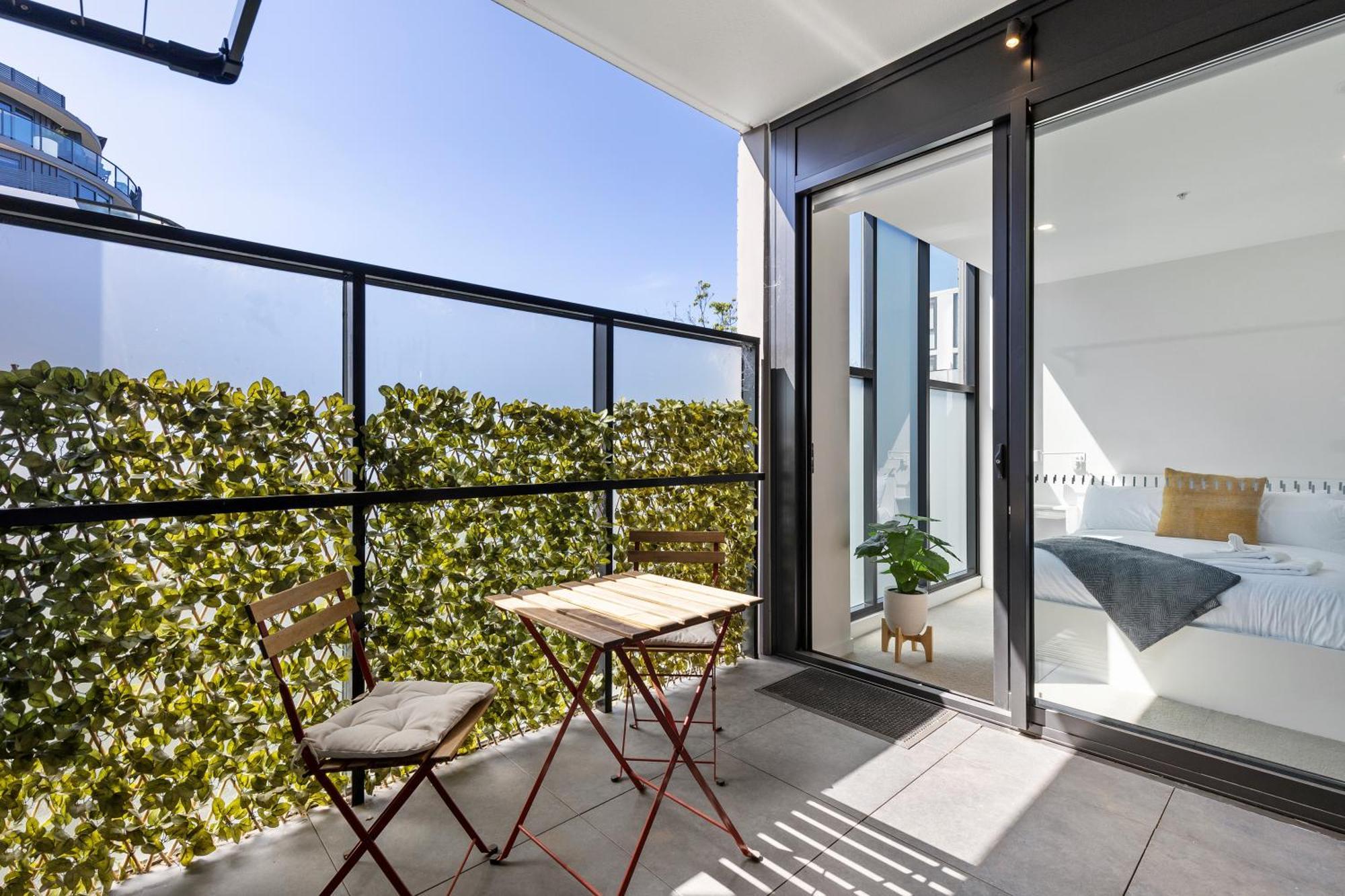 Spacious & Bright Near Major Hospital Precinct *