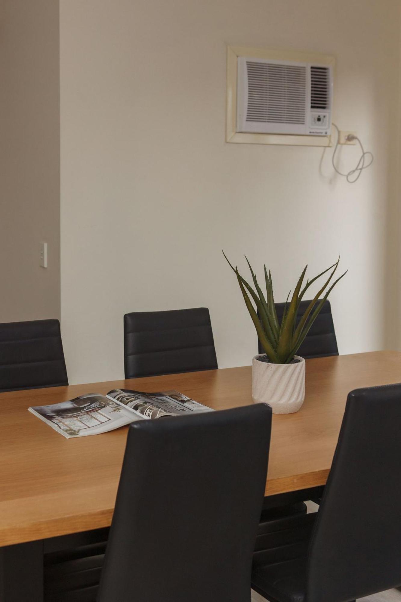 Heart Of Mckinnon Units By Ready Set Host * Melbourne