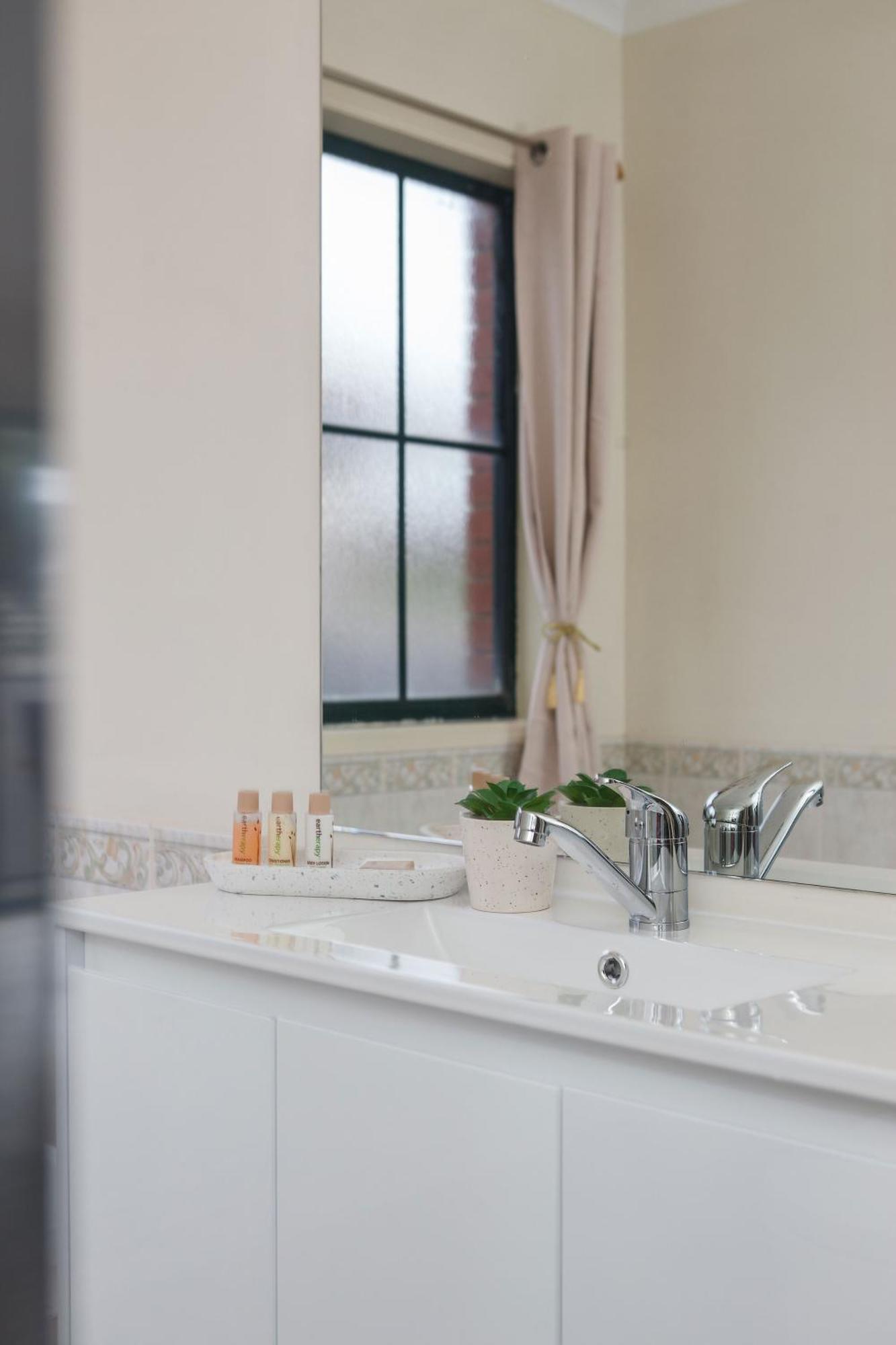 Heart Of Mckinnon Units By Ready Set Host * Melbourne