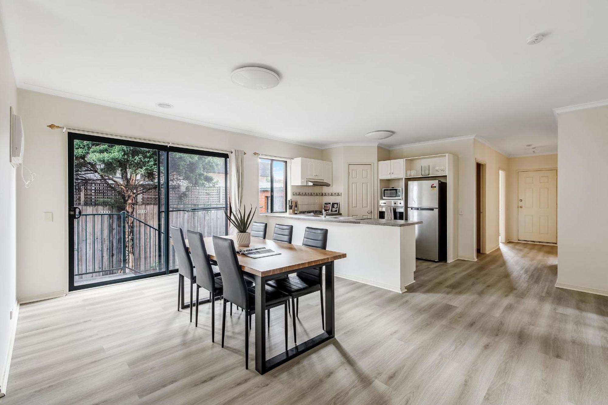 Heart Of Mckinnon Units By Ready Set Host Holiday home Melbourne