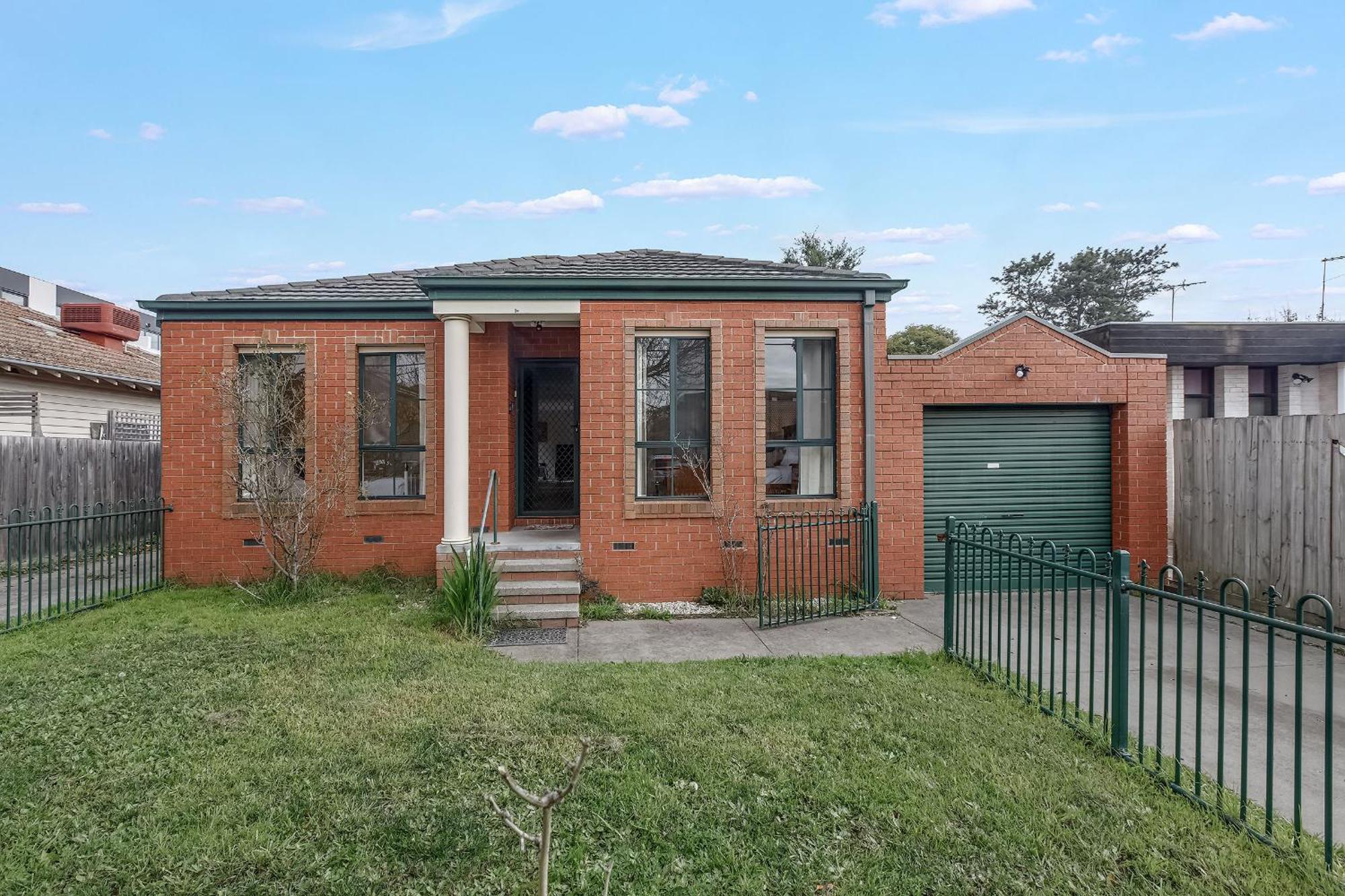 Heart Of Mckinnon Units By Ready Set Host * Melbourne
