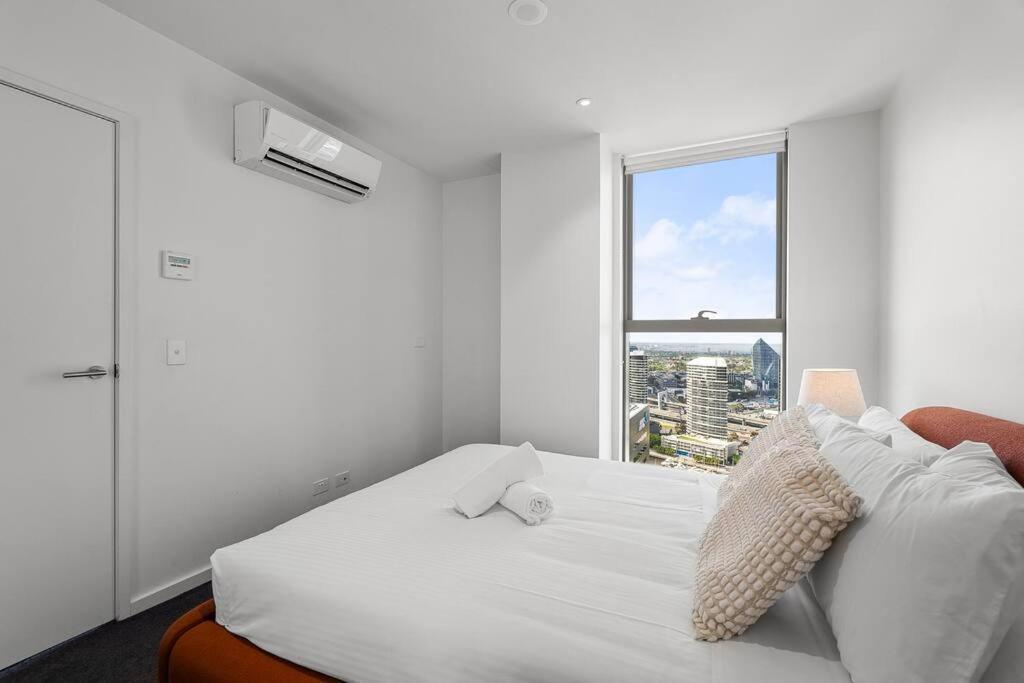 Modern & Magnificent-harbor Views 3b2b2car Parks Apartment Melbourne