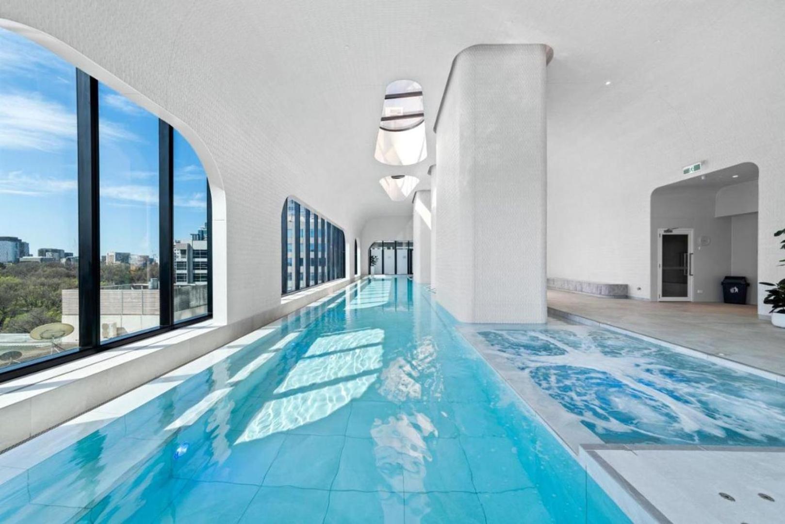 Modern 100m Fr Parkland W Pool, Gym And Wi-fi Apartment *