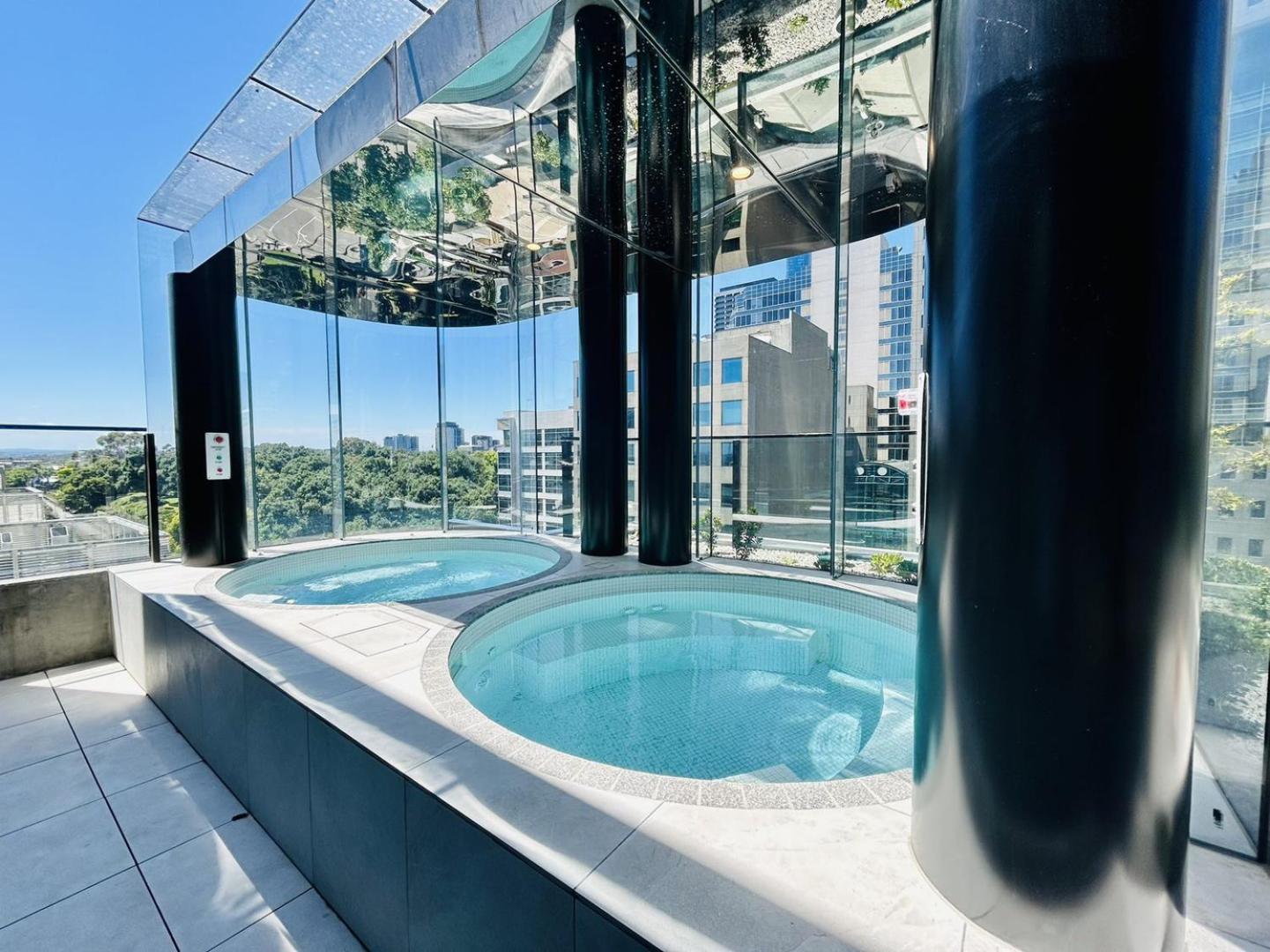 Apartment Modern 100m Fr Parkland W Pool, Gym And Wi-fi Melbourne