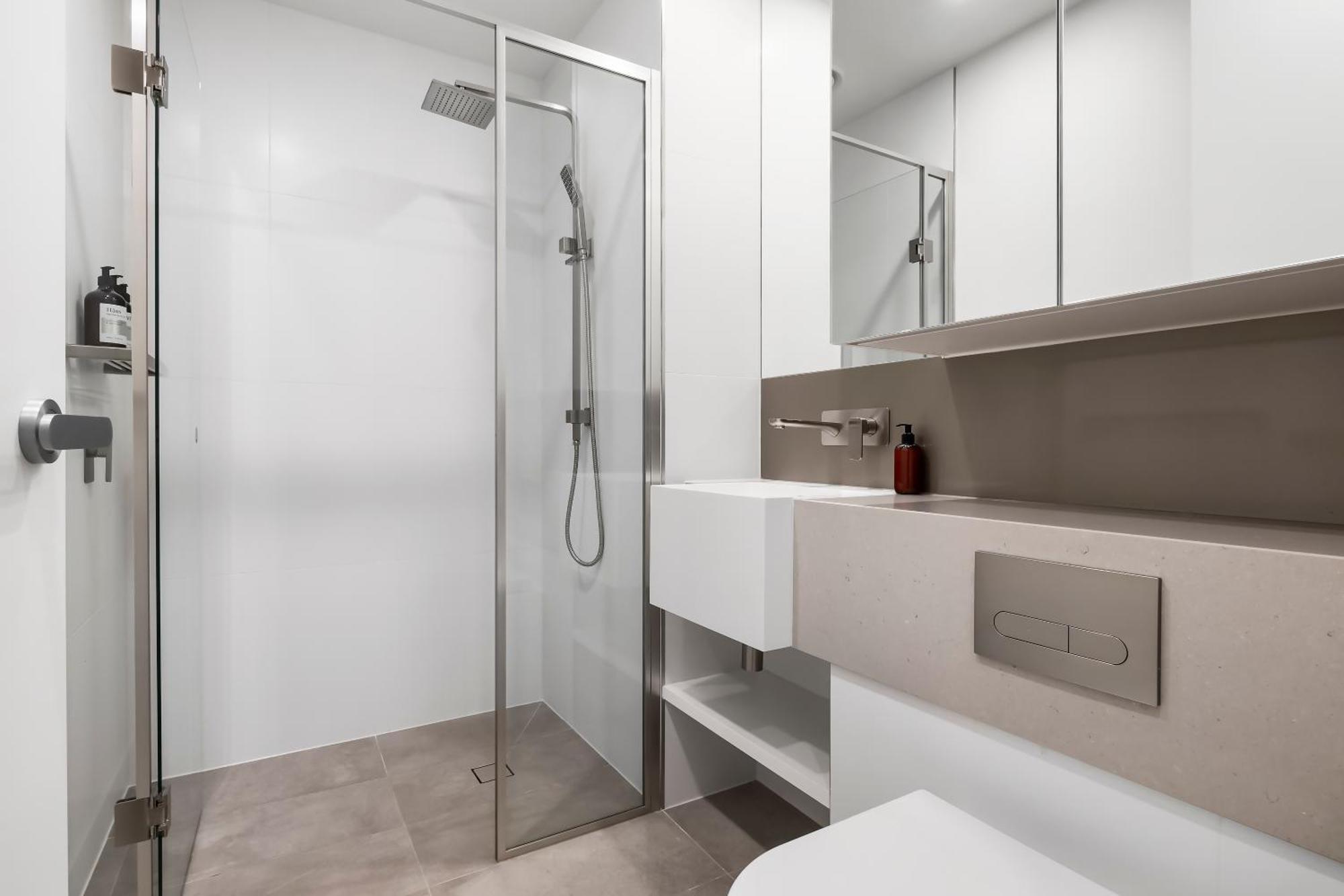 Modern 100m Fr Parkland W Pool, Gym And Wi-fi *