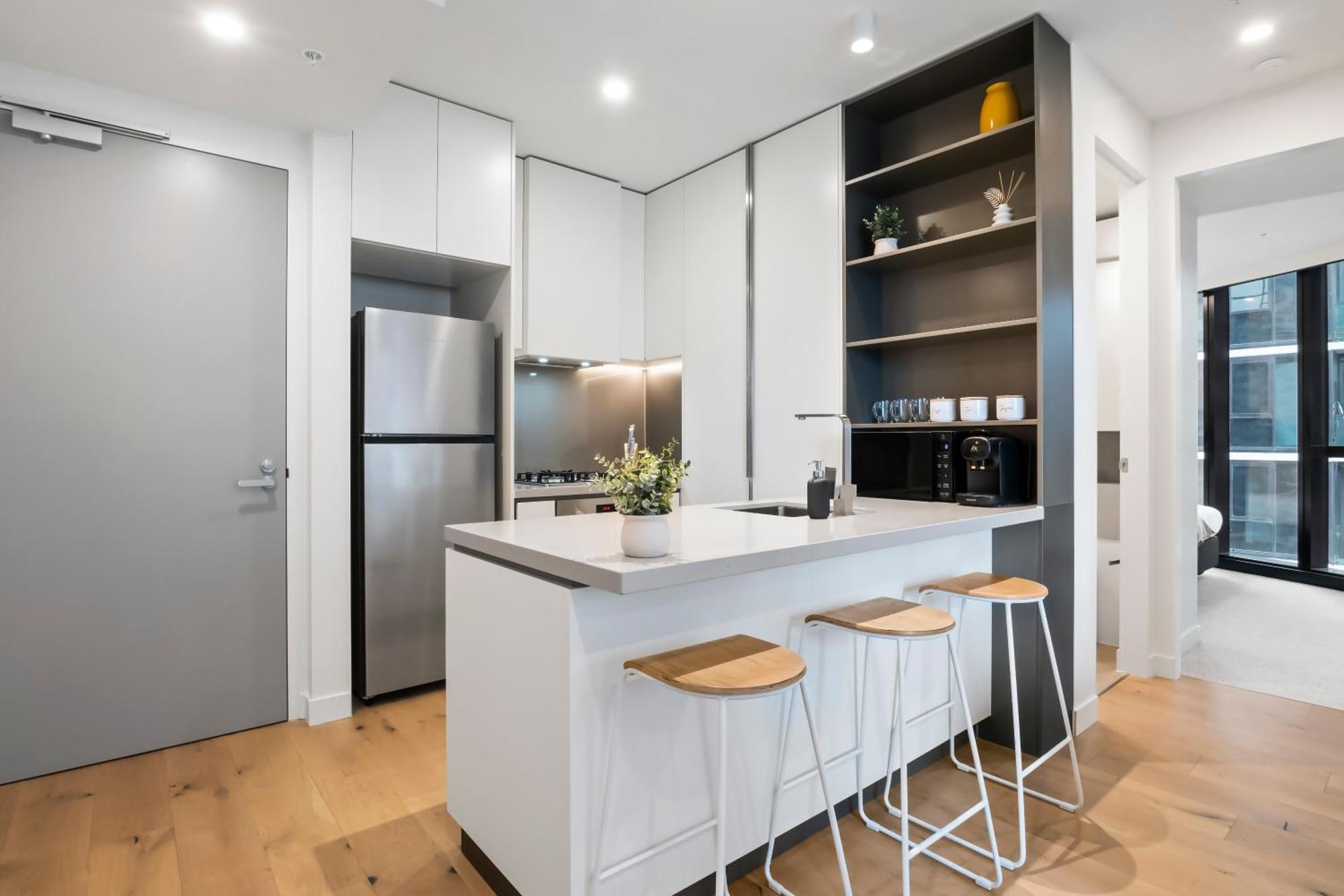 Modern 100m Fr Parkland W Pool, Gym And Wi-fi Apartment