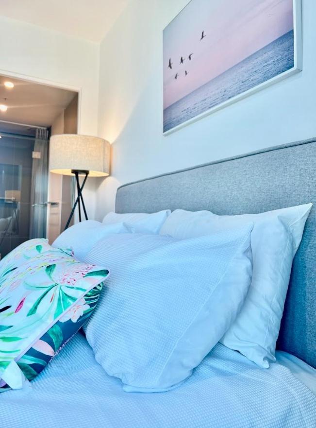 Cbd Central 3-bedroom 2 Baths 5 Beds Pool Sauna Gym Carpark City Sky View Apartment Melbourne