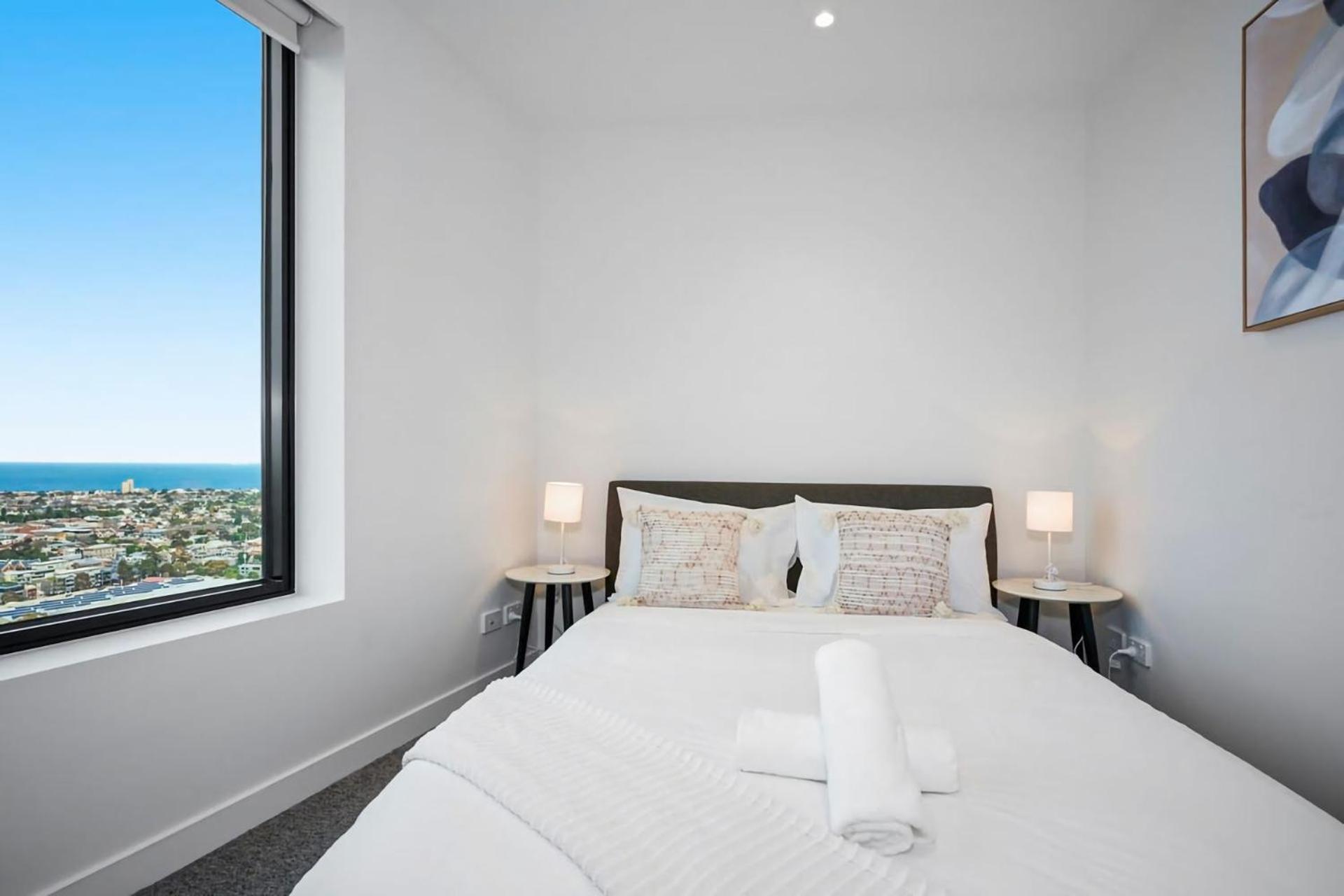 Modern 2-bedroom Gem With Sea Views *