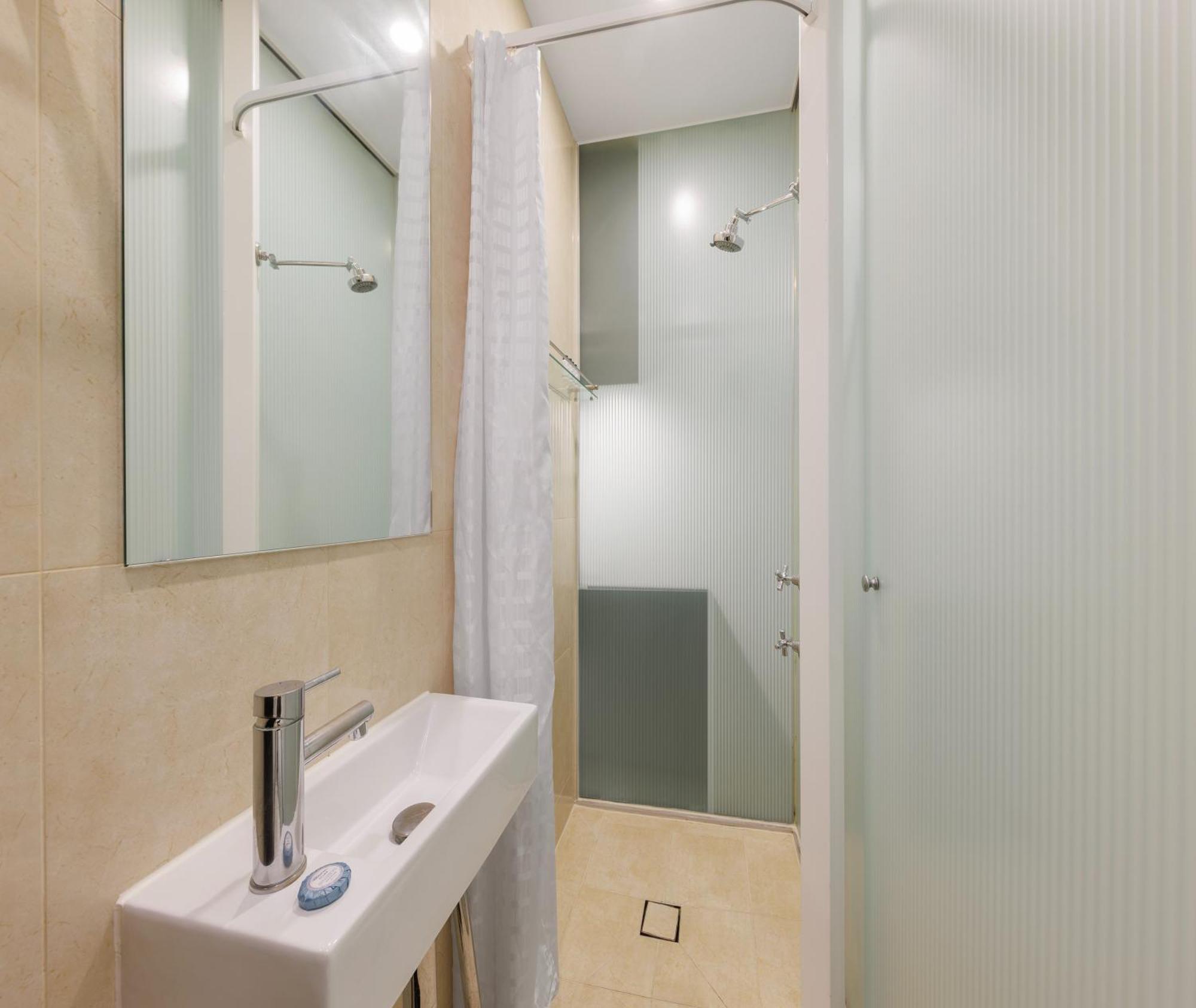 Aparthotel Oaks On Collins 4*