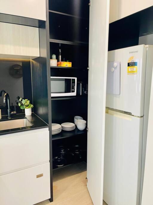 Stunning Steps Away From Crown With Free Parking Apartment Melbourne