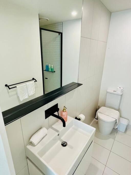 Stunning Steps Away From Crown With Free Parking Melbourne