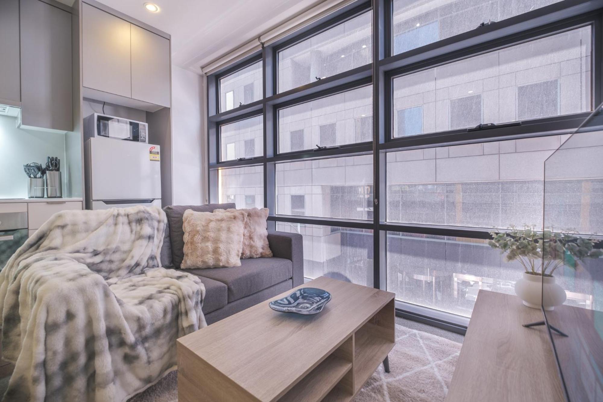 Enjoy The Heartbeat Of Cbd 2br Apartment Melbourne