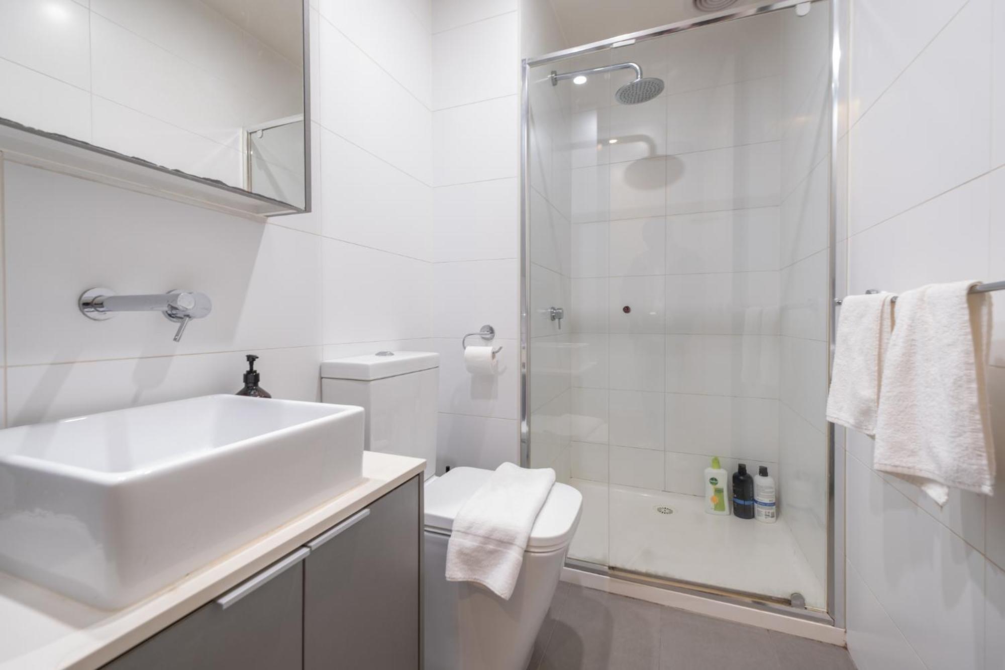 Apartment Enjoy The Heartbeat Of Cbd 2br Melbourne