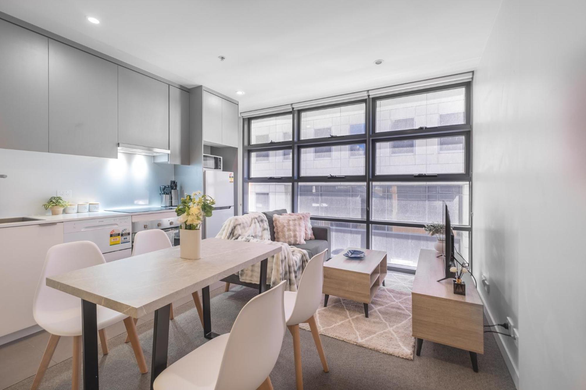 Apartment Enjoy The Heartbeat Of Cbd 2br