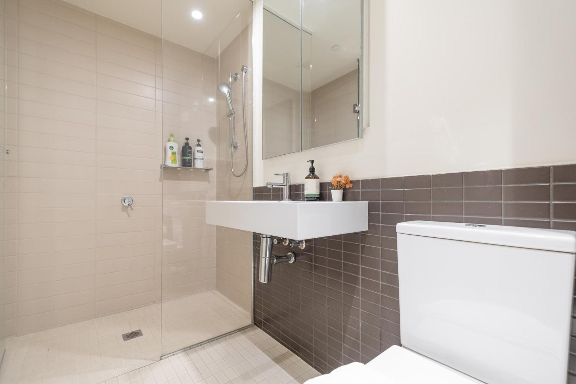 Immaculate 1br In Docklands Pool Free Parking Apartment