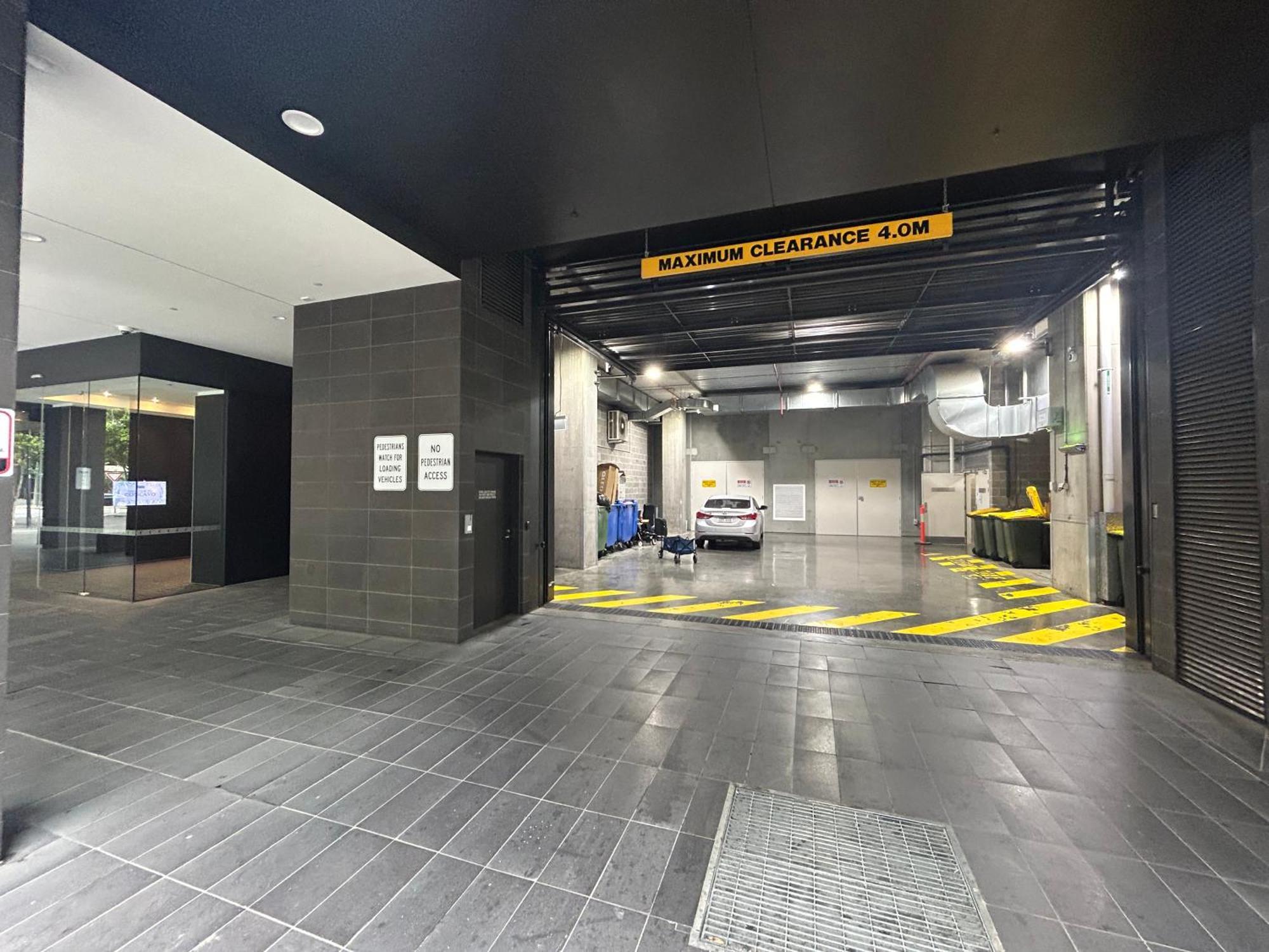 Immaculate 1br In Docklands Pool Free Parking Apartment *