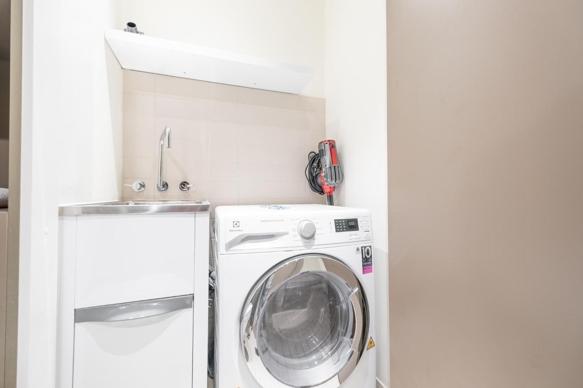 Immaculate 1br In Docklands Pool Free Parking * Melbourne