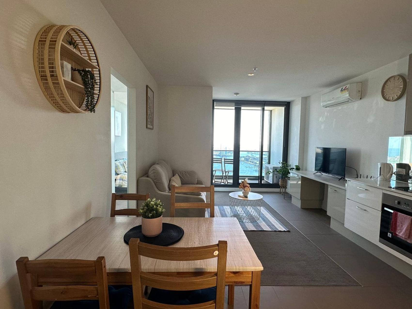 Top-floor Luxury 1b1b L44 With Spectacular Views Apartment