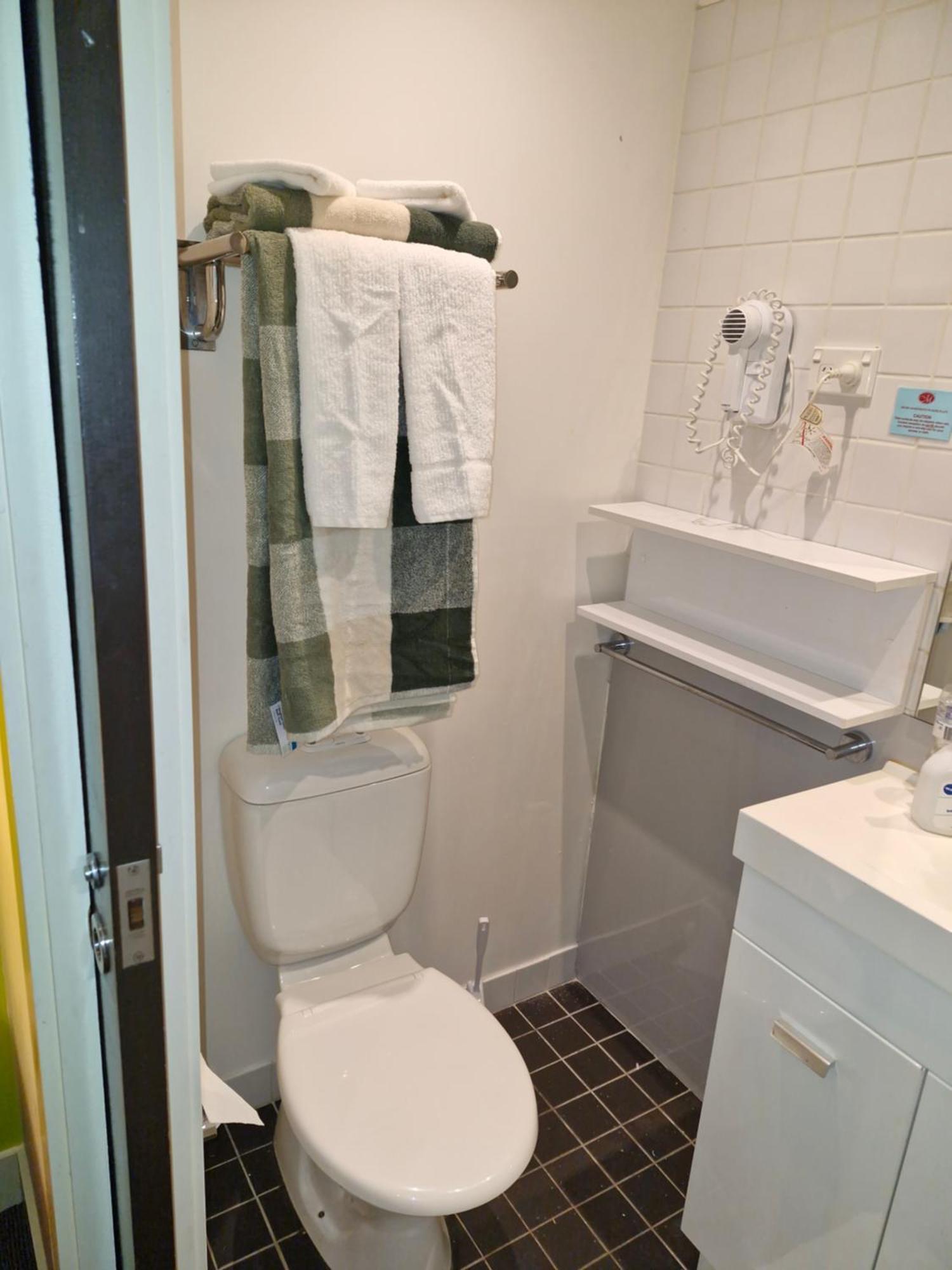 Cool 1 Bedroom * Melbourne